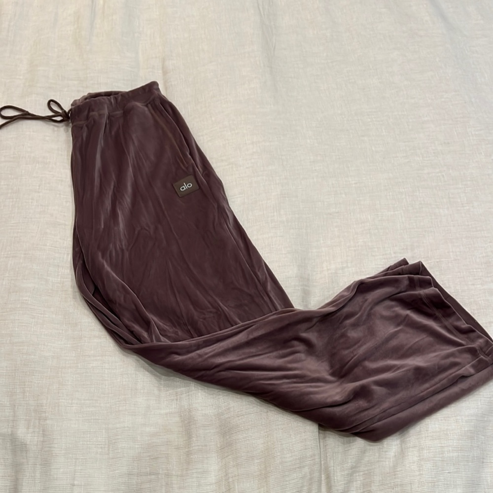 Alo velour sweatpants. Size large. Light brown, taupe color.